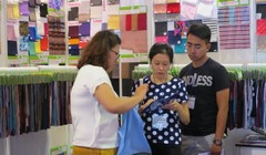Nhiều doanh nghiệp nước ngoài, trong đó có doanh nghiệp Hàn Quốc, tham gia một triển lãm ngành dệt may trong năm nay tại TPHCM để giới thiệu vải và nguyên phụ liệu dệt may đến doanh nghiệp tại Việt Nam. Ảnh minh họa: Thu Nguyệt