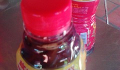 Trà thảo mộc hiệu Dr. Thanh có cặn như men giấm phát hiện tại Cà Mau. Ảnh: CTV