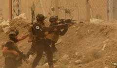 Lực lượng an ninh Iraq đang bảo vệ trụ sở chính quyền ở Ramadi trước các cuộc tấn công của IS hôm 14/5. Ảnh: AP