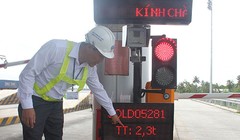 Cân tự động được lắp đặt dưới nền đường trước trạm thu phí Long Phước (quận 9, TP HCM) Ảnh: HOÀNG TRIỀU