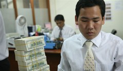 Mặc dù Ngân hàng Nhà nước có những chính sách để người dân và doanh nghiệp "nhả" bớt ngoại tệ găm giữ song thị trường ngoại hối vẫn rất căng. (Ảnh: Lê Toàn)