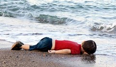 Hình ảnh em bé chết đuối dạt vào bờ biển khiến châu Âu mở cửa đón dòng tị nạn