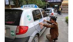 Sợ bị “tuýt còi”, hàng loạt hãng taxi hứa sẽ giảm giá cước