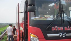 Xe dừng đỗ lấy hàng trên cao tốc Nội Bài - Lào Cai. Ảnh: Phương Linh