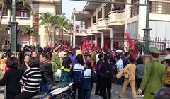 Học sinh và tiểu thương chợ Nành tại trụ sở UBND xã Ninh Hiệp (Gia Lâm, Hà Nội) sáng 21/12. Ảnh: Tuổi Trẻ.