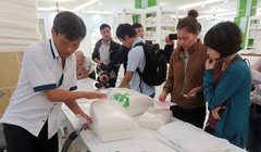 Dù được hút chân không cho gọn hơn nhưng liệu có hợp lý khi khách du lịch Trung Quốc phải sang tận Đà Nẵng mua những thứ hàng cồng kềnh do chính nước mình sản xuất này? (Ảnh: HC)