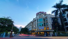 KS Kim Liên nằm trên hai mặt tiền đường phù hợp với khả năng nâng cấp thành một quần thể khách sạn đầy đủ tiện nghi.