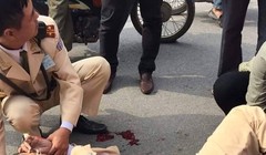 Thượng úy Nguyễn Quốc Đạt (Đội Cảnh sát giao thông số 5, Phòng Cảnh sát giao thông Hà Nội) bị xe tải kéo lê vào ngày 12.12