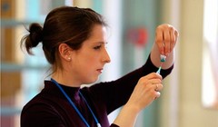 Một y tá chuẩn bị tiêm ngừa vắc xin cho trẻ tại Anh. Ảnh: Athena