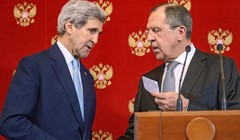 Ngoại trưởng Mỹ John Kerry (bên trái) và Ngoại trưởng Nga Sergei Lavrov.