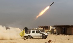 Các chiến binh người Shiite bắn rốc-két về phía IS khi đang tiến về phía Baiji, Iraq - Ảnh: AFP