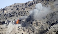 Khói bốc lên từ một kho vũ khí sau các vụ oanh kích của liên quân Arab xuống vùng núi Nuqom, Yemen. (Nguồn: Reuters/TTXVN)