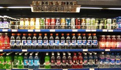 Thị trường nước giải khát được chia làm hai ngành, có ga và không có ga. Tại Việt Nam, ngành này có sự tham gia của 135 doanh nghiệp, trong đó có những tên tuổi lớn của nước ngoài như Coca-Cola, PepsiCo, URC hay những doanh nghiệp trong nước như Tân Hiệp 