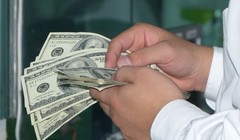 Thị trường lo ngại rằng khi NHNN áp dụng chính sách tỷ giá mới sẽ khiến ngoại tệ chảy ra ngoài nhiều hơn - Ảnh: TBKTSG