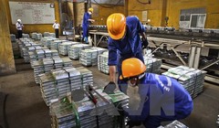 Đóng gói sản phẩm kẽm thỏi tại Nhà máy Kim loại màu Thái Nguyên thuộc Tập đoàn Công nghiệp Than-Khoáng sản Việt Nam. (Ảnh: Trọng Đạt/TTXVN)