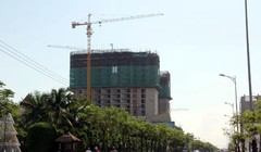 Công trình khách sạn 5 sao JW Marriott do Trung Quốc đầu tư nằm đối diện khu vực sân bay Nước Mặn. Tại đây có hàng trăm lô đất đã được mua theo kiểu ‘thu gom’.