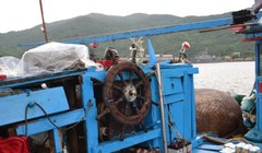 Phần cabin con tàu bị đâm vỡ nát. 