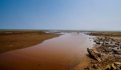 Sông ở Kuantan nhiễm chuyển thành màu đỏ