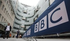 Hàng rào trước trụ sở và trường quay của BBC ở Portland Place, thủ đô London của Anh. (Nguồn: Reuters)