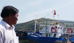 Ngư dân Nguyễn Việt Hằng sốt ruột nhìn chiếc tàu 18 tỉ đồng của mình phải nằm bờ hơn bốn tháng nay. Ảnh: TẤN LỘC