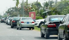 Đoàn xe công đậu trước nhà em gái của lãnh đạo UBND tỉnh Sóc Trăng vào ngày 19/12/2015. Ảnh: Nhật Tân.