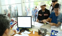 Thí sinh nộp hồ sơ xét tuyển vào một trường đại học ở TP.HCM năm 2015 - Ảnh: Đào Ngọc Thạch