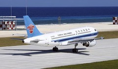 Máy bay Trung Quốc đáp xuống đá Chữ Thập ngày 6.1 - Ảnh: Chinanews.com