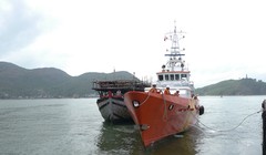 Tàu SAR 412 lai dắt tàu cá của ngư dân Bình Định bị nạn trên biển về đất liền - Ảnh minh họa: Hoàng Trọng