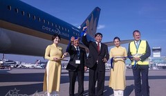 Đại sứ Đoàn Xuân Hưng (giữa) cắt băng khai trương chuyến bay chính thức đầu tiên bằng Boeing 787-9 Dreamliner của Vietnam Airlines tại sân bay Frankfurt/Main ngày 26/10/2015.