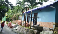 Một công trình bên trong khu biệt thự trái phép của ông Ngô Văn Quang được tháo dỡ phần ngói rồi bao lại bằng bạt