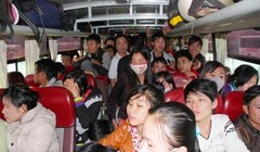 Xe khách nhồi nhét đang là vấn đề nóng trong những ngày gần tết.