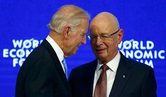Phó Tổng thống Mỹ Joe Biden (trái) và nhà sáng lập WEF Klaus Schwab (phải) tại hội nghị Ảnh: REUTERS