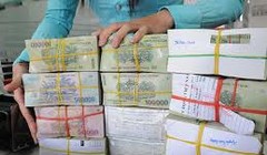 Lãi suất với EUR giảm xuống còn 4,8% (tức là giảm 0,6% so với quý trước). Lãi suất USD giảm 0,1% còn 4,2%.