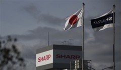 Nếu mua lại Sharp, Foxconn cũng sẽ phải gánh các khoản nợ lớn mà công ty Nhật Bản đang phải chịu. Sharp được cho đang nợ các ngân hàng Nhật số tiền lên tới 510 tỷ yen (4,4 tỷ USD)