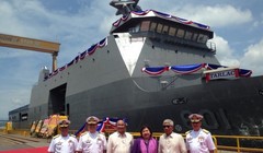 Các quan chức Philippines đứng gần tàu BRP Tarlac do Indonesia sản xuất.