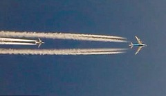 Boeing 747 đang vượt Boeing 737, cảnh quay được từ chiếc Boeing 777 ở bên dưới