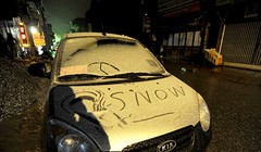 Dù mới rơi và còn ở dạng bông tuyết nhỏ nhưng tuyết đã khá dày.