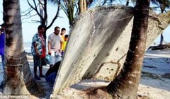 Mảnh kim loại lớn trôi dạt vào bờ biển tỉnh Nakhon Si Thammarat.