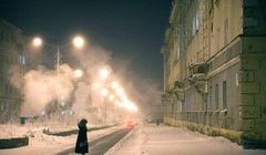 Norilsk có vẻ cách biệt hơn cả so với các thành phố vùng cực khác khi không có bất cứ liên kết nào với đất liền. Phương tiện gần như duy nhất để đến đây là máy bay bởi đường biển, đường sông chỉ có thể sử dụng tùy điều kiện cho phép