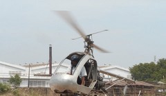 Chiếc trực thăng "Bùi Hiển 2" đang bay treo ở khoảng cách hơn 25cm so mặt đất. Ảnh: Phan Cường.