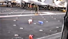 Heo chạy tán loạn trên tàu sân bay USS John F. Kennedy