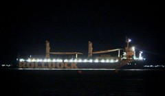 Tàu mẹ Rolldock Star chở tàu ngầm kilo HQ-186 Đà Nẵng thả neo trên vịnh Cam Ranh - Ảnh: Cam Lập