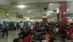 Sáng 2-2, rất đông hành khách đến bến xe Miền Đông lên xe đò về quê ăn tết - Ảnh: Đức Phú