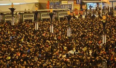 Đến ngày 2/2, hàng chục nghìn người Trung Quốc đang mắc kẹt ở ga tàu lửa tại thành phố Quảng Châu. Tình trạng này do điều kiện thời tiết khiến một số chuyến tàu phải chậm giờ xuất phát, ảnh hưởng đến lịch trình chung. Ảnh: Reuters