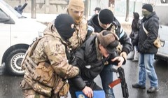 Cơ quan An ninh Ukraine (SBU) khống chế một người đàn ông Việt Nam trong vụ khám xét sáng 29/1. Ảnh: Novorossia Today