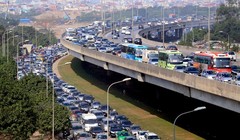 Đến 12h trưa nay, cửa ngõ thủ đô vẫn tắc đường kéo dài hàng cây số