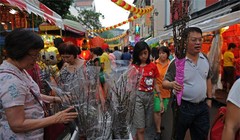 Người dân Singapore đi mua sắm đồ Tết tại Chinatown