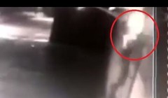 Chết cười cảnh trộm leo tường bị điện giật tóe khói