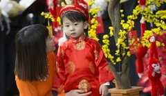 Cô Tran Kim ở thành phố Troutdale dẫn con trai Shane Kim, 2 tuổi, tới tham dự buổi lễ mừng xuân Bính Thân do cộng đồng người Việt tổ chức tại Trung tâm Hội nghị Oregon, thành phố Portland, bang Oregon ngày 6/2. 