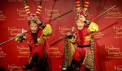 Lục Tiểu Linh Đồng trong trang phục Tề Thiên, kế bên tượng sáp của mình tại bảo tàng sáp Bắc Kinh.